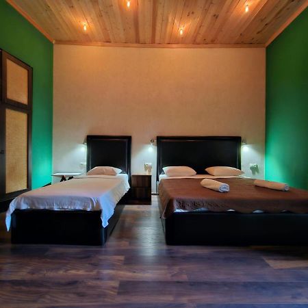 Local Hotel Tbilisi Bagian luar foto