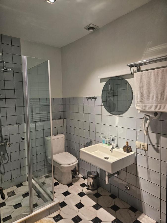 Local Hotel Tbilisi Bagian luar foto
