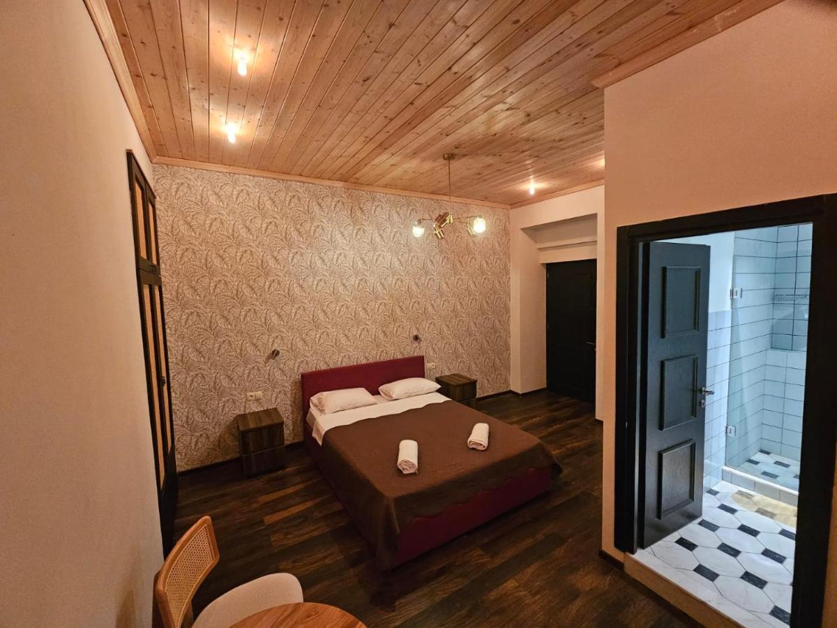 Local Hotel Tbilisi Bagian luar foto