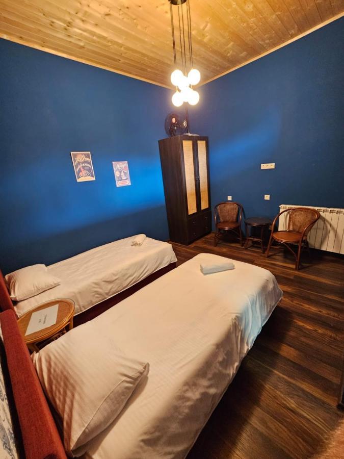 Local Hotel Tbilisi Bagian luar foto