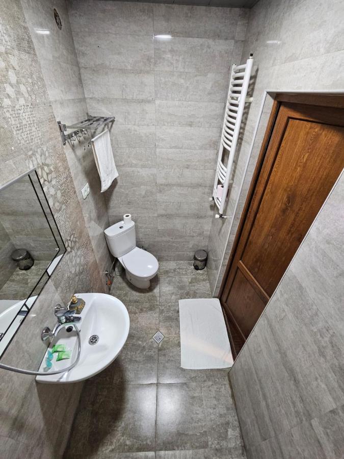 Local Hotel Tbilisi Bagian luar foto