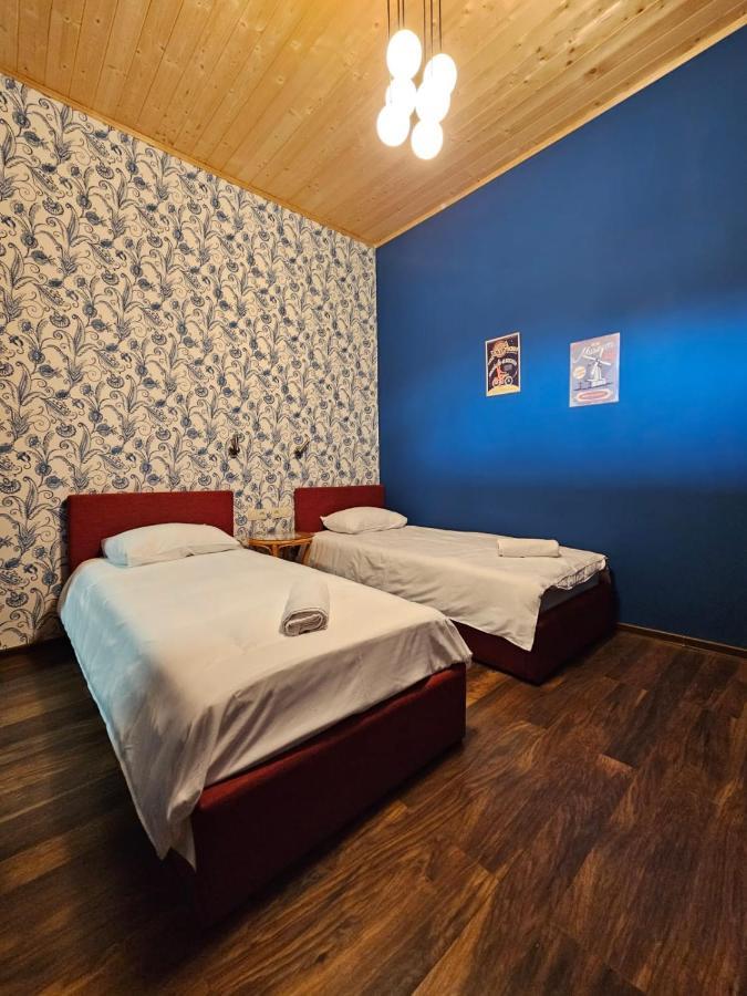 Local Hotel Tbilisi Bagian luar foto